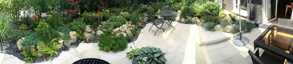 Gestalteter Privatgarten mit Steinboden im Raum Karlsruhe
