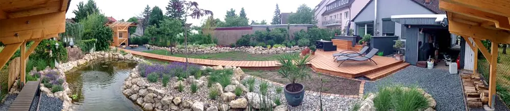 Angelegter Privatgarten mit Teich und Bepflanzung im Raum Karlsruhe