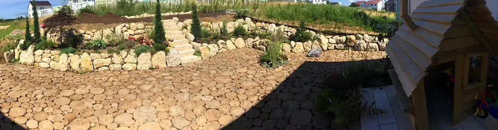 Holzscheibenterrasse mit angrenzendem Steingarten im Raum Karlsruhe