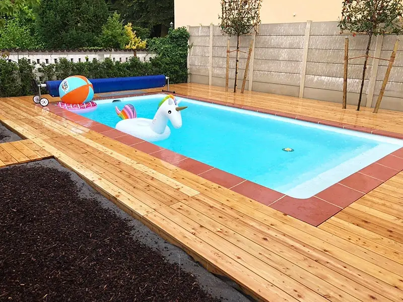 Holzterrasse aus einheimischem Holz am Pool im Raum Karlsruhe