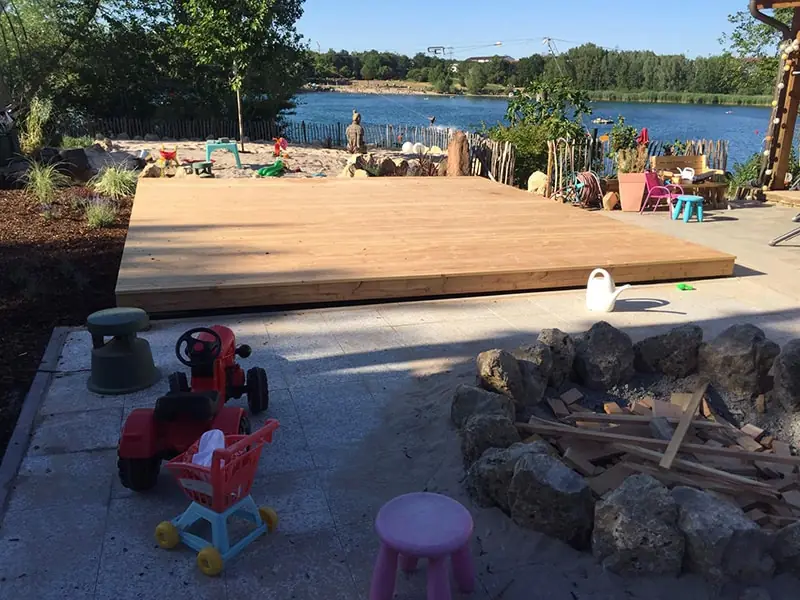Holzterrasse aus einheimischem Holz am See im Raum Karlsruhe