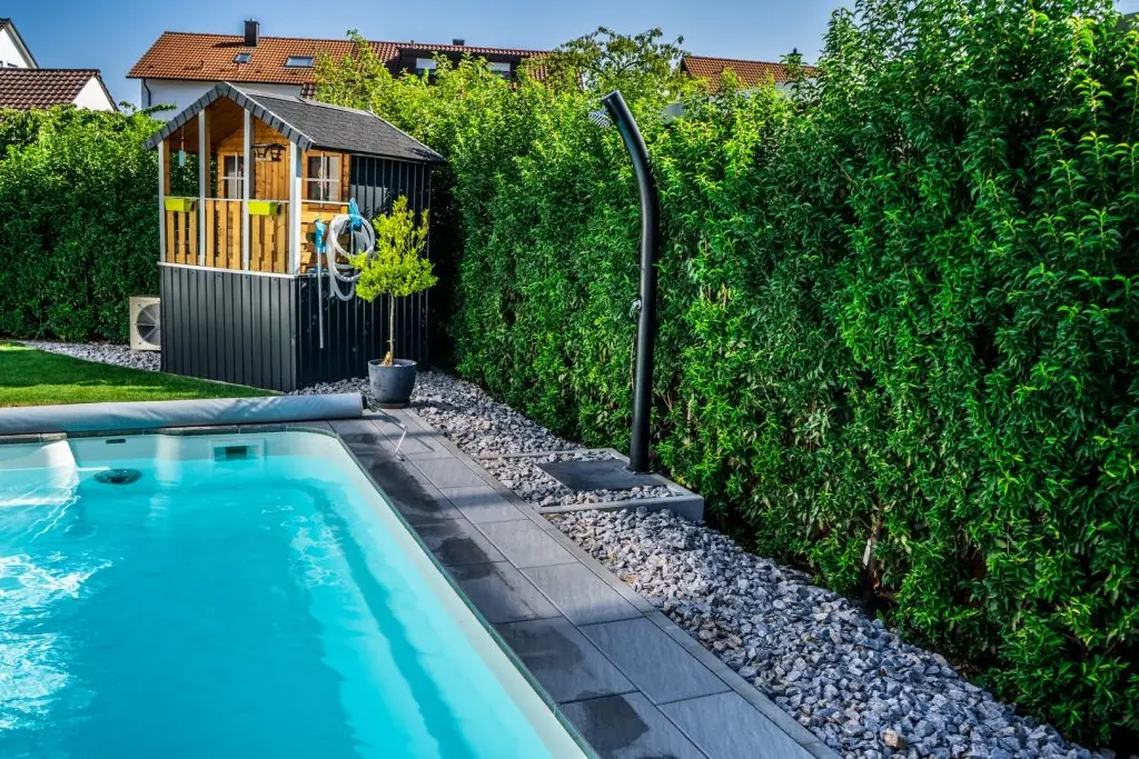 Pool mit Sonnendusche in Weingarten