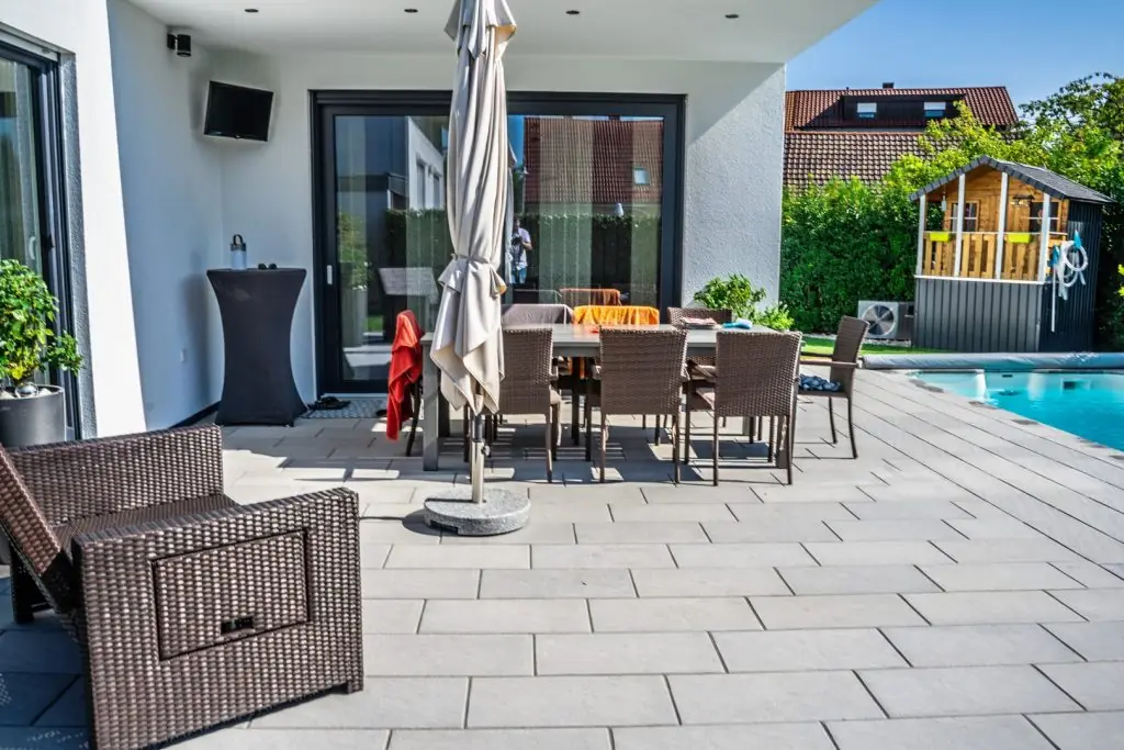 Poolanlage mit Naturstein-Terrasse und Lounge in Weingarten