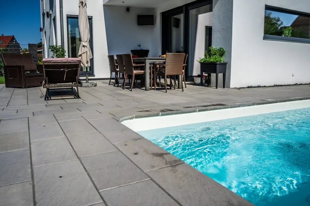Pool mit überdachter Terrasse und Lounge in Weingarten