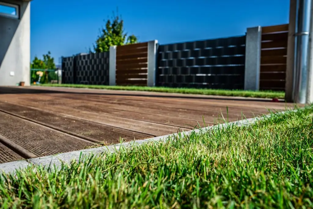 Holzterrasse mit Sichtschutz und Rasenkante