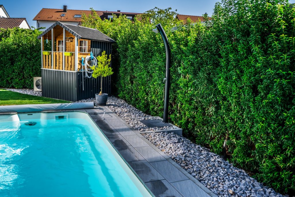 Pool mit Sonnendusche in Weingarten