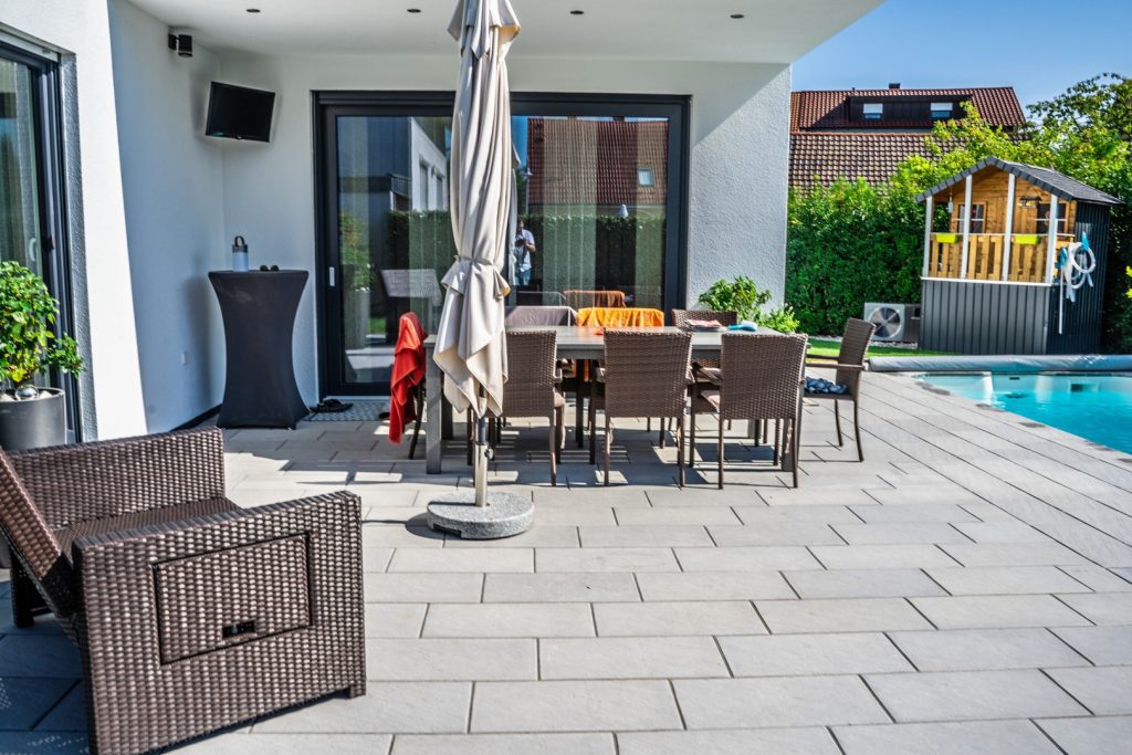 Poolanlage mit Naturstein-Terrasse und Lounge in Weingarten