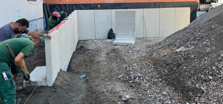 L-Steine für Parkplatzbau in Karlsruhe — Betonfertigteile auf der Baustelle