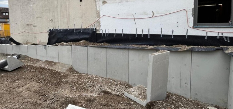 L-Steine als Stützmauer auf einer Baustelle in Karlsruhe