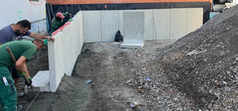 L-Steine für Parkplatzbau in Karlsruhe — Betonfertigteile auf der Baustelle