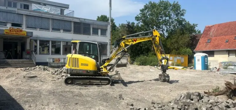 Bagger beim Pflasterbau auf dem Netto-Parkplatz in Karlsruhe