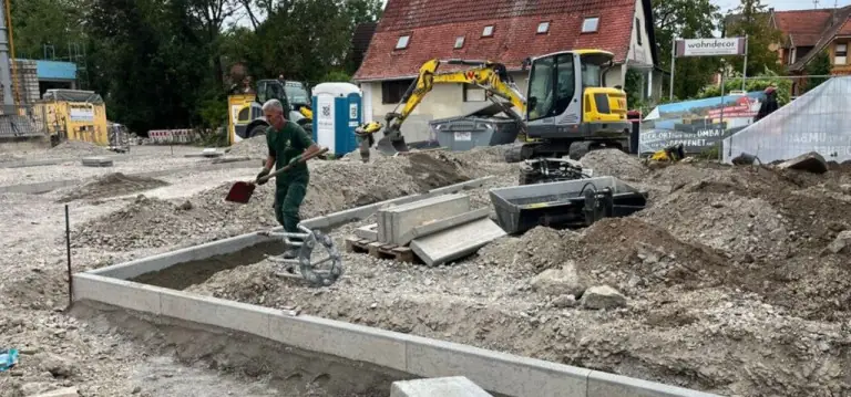 Pflasterbau auf dem Netto-Parkplatz in Karlsruhe — Baumaschinen und Material