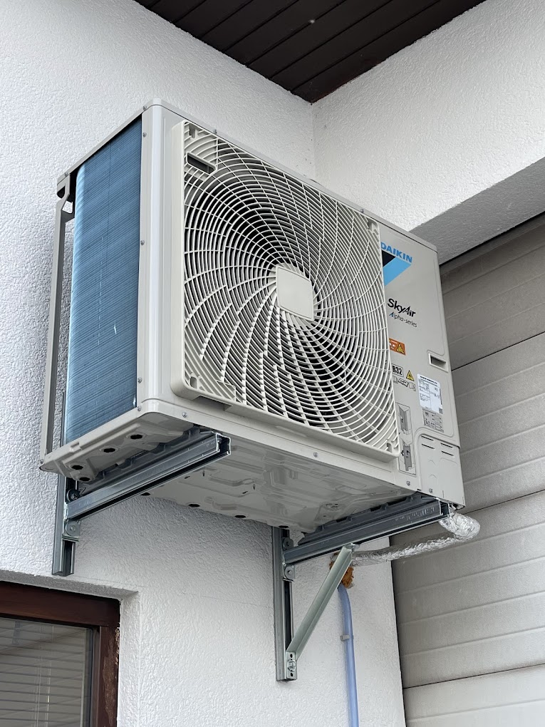 Daikin SkyAir Außengerät auf einer Wandhalterung an der Fassade
